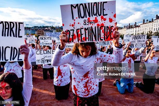 Pour rendre hommage aux victimes de féminicides et exiger des actions de la part du gouvernement 129 femmes se sont rassemblées vêtues de blanc,...