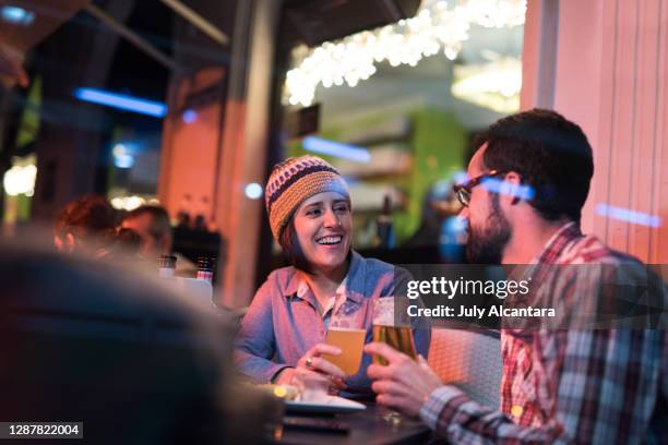 de gelukkige vrienden drinken buiten een restaurantterras op een de winterdag - terraced field stockfoto's en -beelden