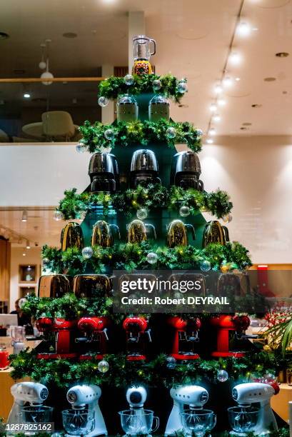 Sapin de Noël composé d'articles de cuisine dans une vitrine, Regent Street, le 11 décembre 2019 à Londres, Royaume-Uni.