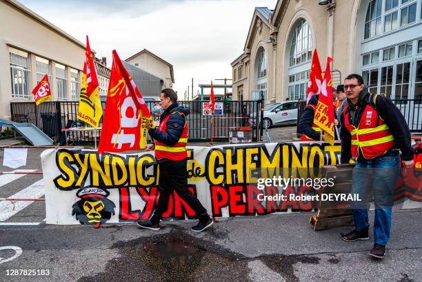 Piquet de grève des cheminots en gare de Lyon-Perrache lors de la manifestation rassemblant 17000 manifestants selon la police et 45000 selon les...