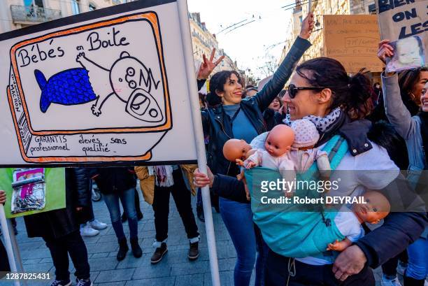 Une centaine d'employés de la petite enfance manifestent devant l'Hôtel de Ville avec des pancartes 'STOP AUX USINES A BEBES' et 'NON AUX ENFANTS...