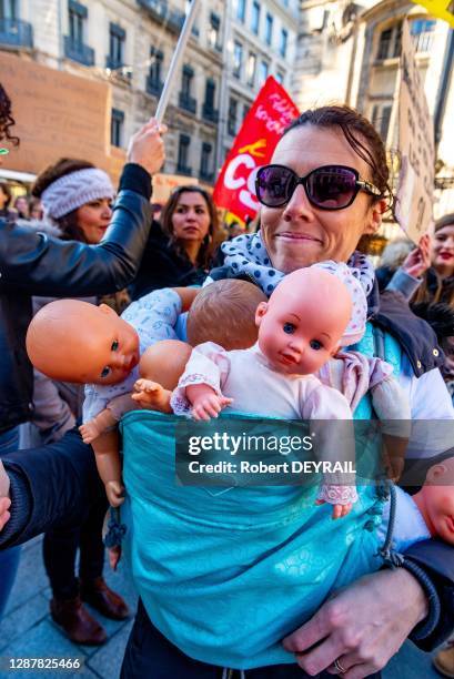 Une centaine d'employés de la petite enfance manifestent devant l'Hôtel de Ville avec des pancartes 'STOP AUX USINES A BEBES' et 'NON AUX ENFANTS...