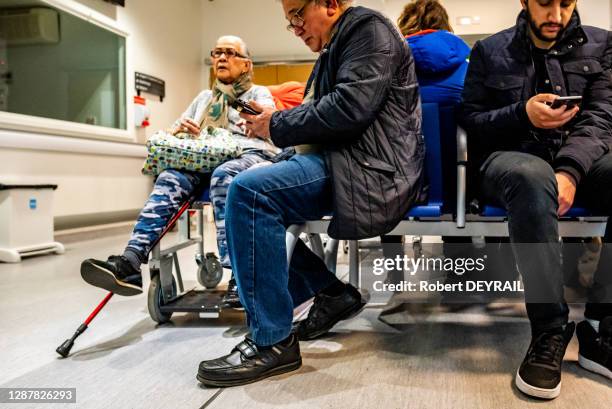 Patients en salle d'attente des urgences de l'hôpital universitaire le 10 décembre 2019, Londres, Royaume-Uni.