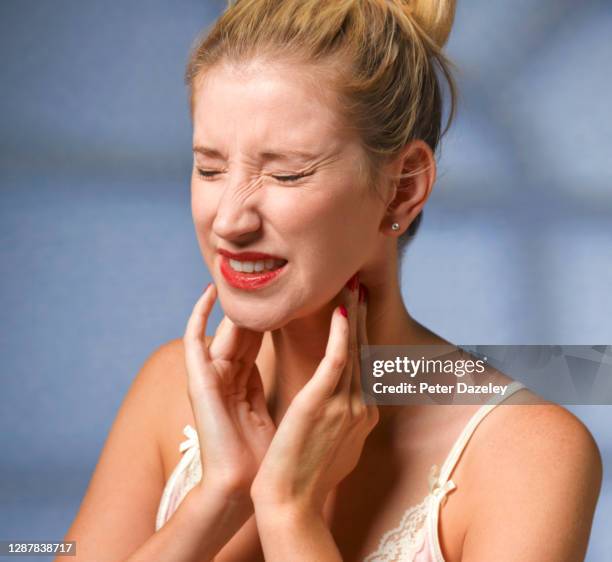 woman in pain - human gland stockfoto's en -beelden