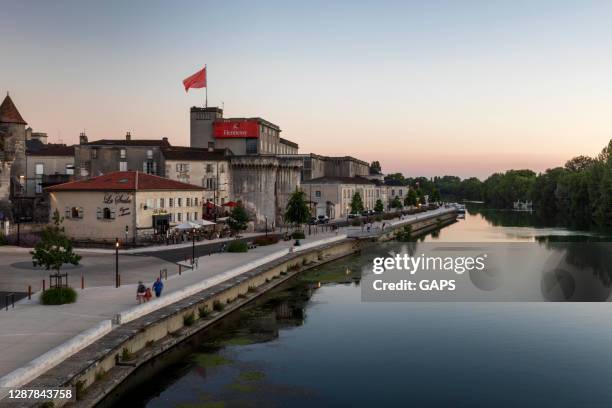 法國小鎮白蘭地的查倫特河畔軒尼詩工廠 - cognac 個照片及圖片檔