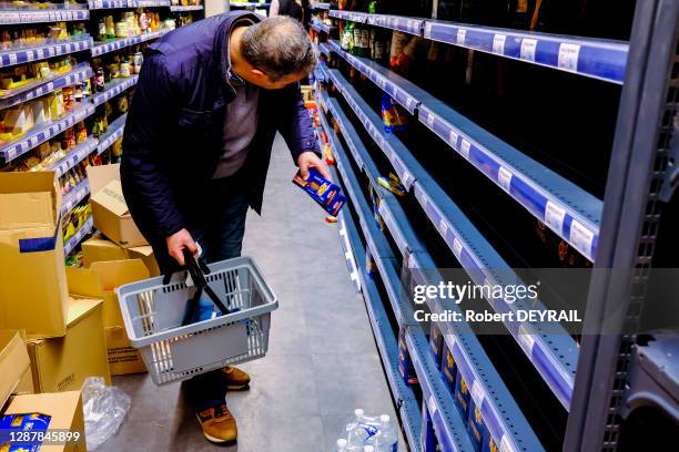 Achat du dernier paquet de pâtes dans un supermarché du centre ville le 16 mars 2020 à Lyon, France.