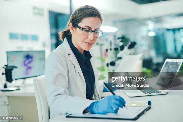 medisch onderzoek dat zeker impact zal maken - patholoog stockfoto's en -beelden