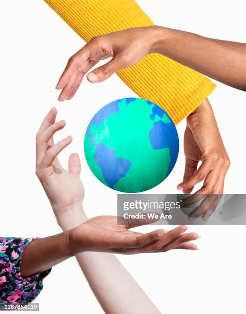 hands surrounding earth - circondare foto e immagini stock