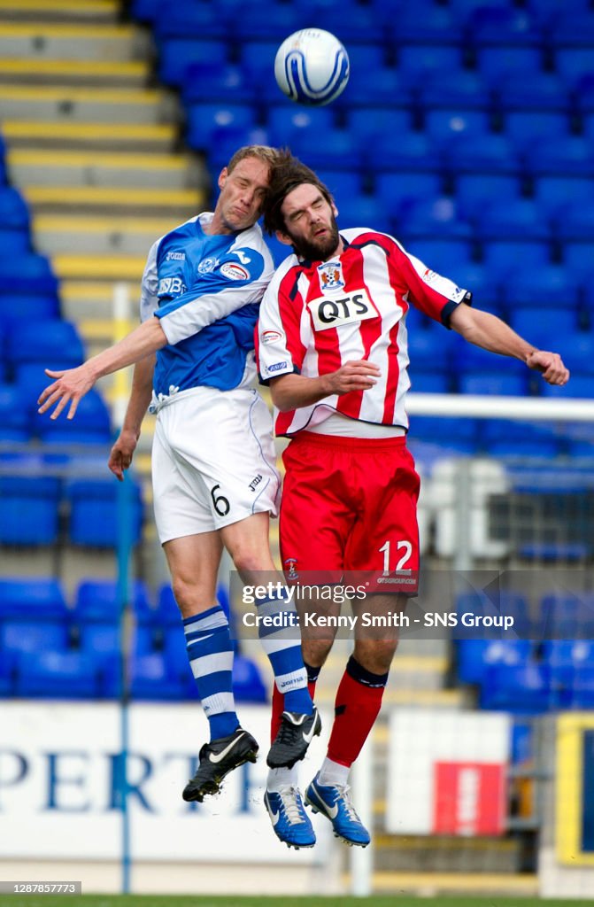 20/10/12 CLYDESDALE BANK PREMIER LEAGUE.ST JOHNSTONE v KILMARNOCK.MCDIARMID PARK - PERTH.St Johnstone's Steven anderson clashes heads with former team-mate Cillian Sheridan (right)