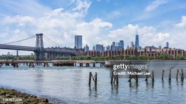 williamsburg bridge and manhattan skyline - new york - williamsburg new york city stock pictures, royalty-free photos & images