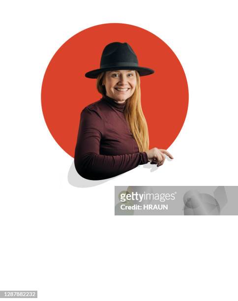 vrouw die zwarte hoed draagt die een zekere glimlach bij camera glimlacht - leaning stockfoto's en -beelden