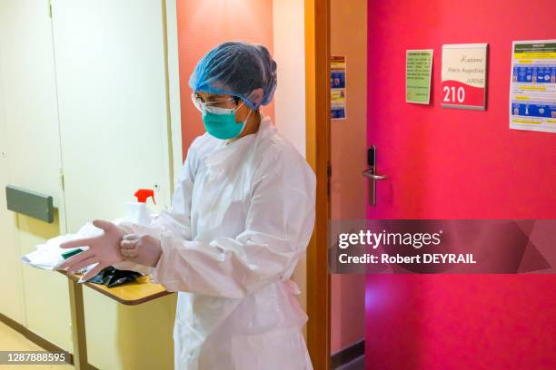 Personnel soignant se préparant à une opération de dépistage du coronavirus COVID-19 à l'EPHAD "La Maison d'Annie" à Saint-Victor-Sur-Loire afin de...