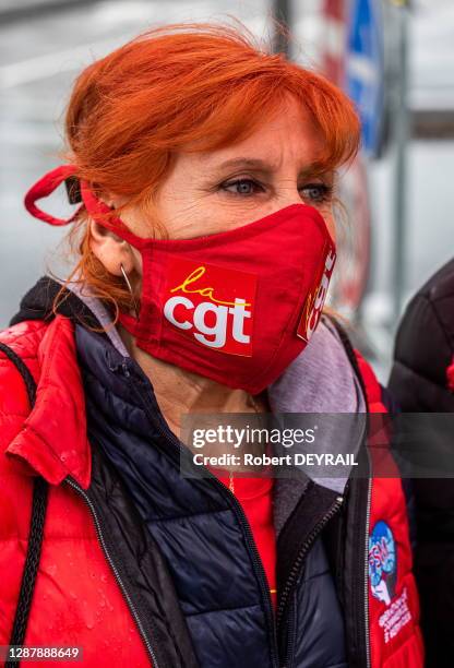 Personnel soignant de l'hôpital psychatrique du Vinatier lors de la première manifestation en France durant l'épidémie de COVID-19 contre les...