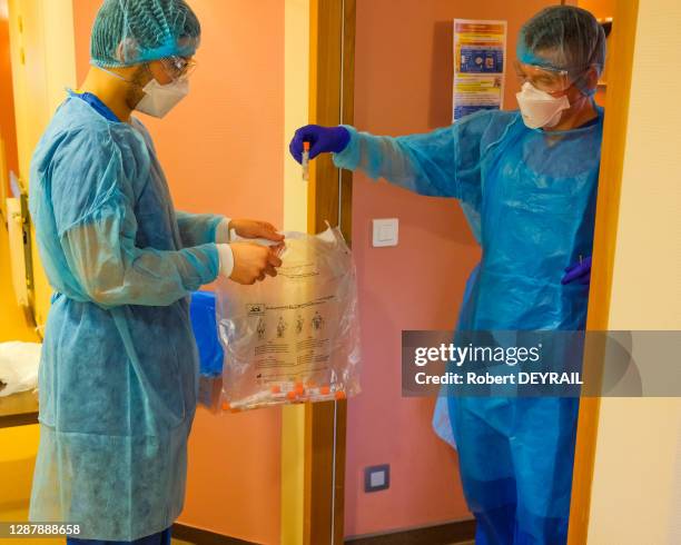 Opération de dépistage du coronavirus COVID-19 à l'EPHAD "La Maison d'Annie" à Saint-Victor-Sur-Loire afin de tester les résidents et le personnel...