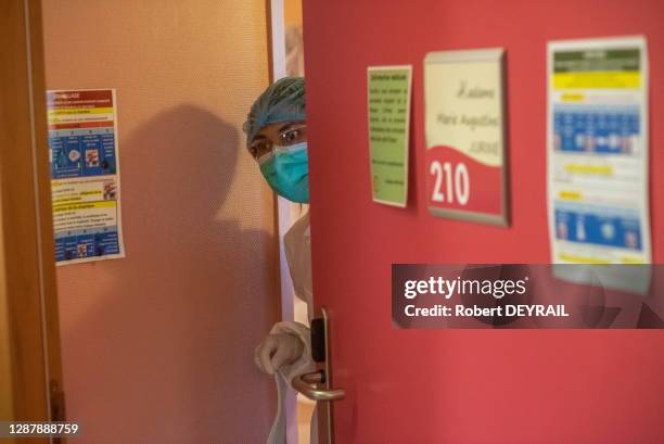 Personnel soignant se préparant à une opération de dépistage du coronavirus COVID-19 à l'EPHAD "La Maison d'Annie" à Saint-Victor-Sur-Loire afin de...