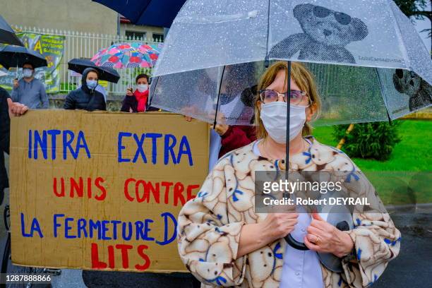 Personnel soignant de l'hôpital psychatrique du Vinatier lors de la première manifestation en France durant l'épidémie de COVID-19 contre les...