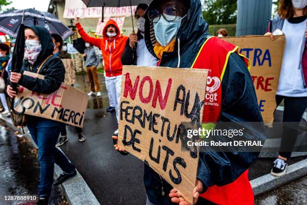 Personnel soignant de l'hôpital psychatrique du Vinatier lors de la première manifestation en France durant l'épidémie de COVID-19 contre les...