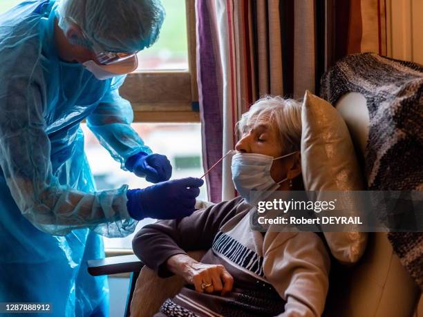 Opération de dépistage du coronavirus COVID-19 à l'EPHAD "La Maison d'Annie" à Saint-Victor-Sur-Loire afin de tester les résidents et le personnel...