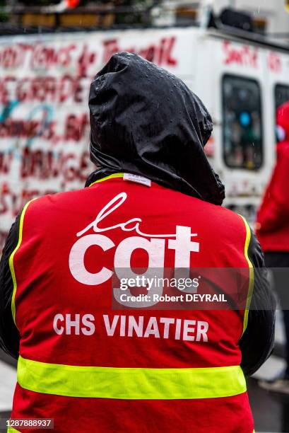 Personnel soignant de l'hôpital psychatrique du Vinatier lors de la première manifestation en France durant l'épidémie de COVID-19 contre les...