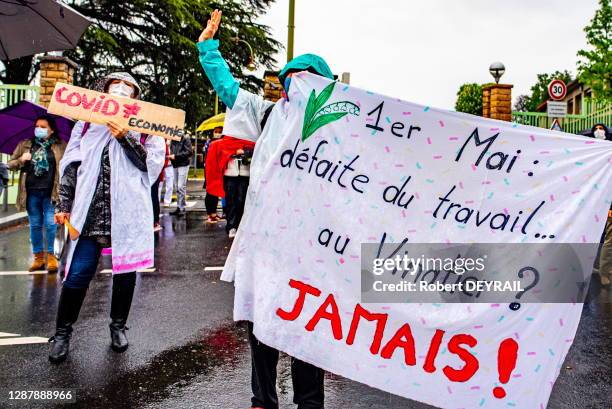 Personnel soignant de l'hôpital psychatrique du Vinatier lors de la première manifestation en France durant l'épidémie de COVID-19 contre les...