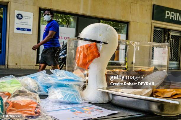 Vente de masques, de visières et de gants de protection dans une rue du centre ville lors du 53ème jour de confinement suite à la pandémie de...
