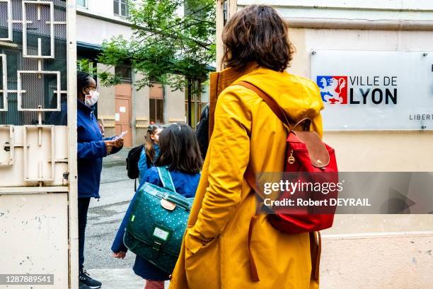 Mère accompagnant son enfant, rentrée scolaire des élèves des écoles élémentaires lors du déconfinement suite à la pandémie de coronavirus Covid-19,...