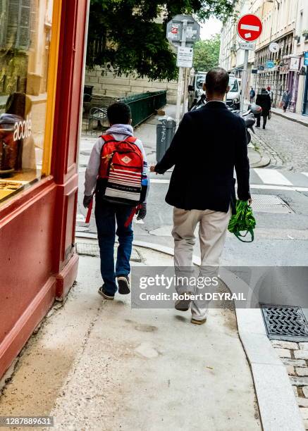 Père accompagnant son enfant, rentrée scolaire des élèves des écoles élémentaires lors du déconfinement suite à la pandémie de coronavirus Covid-19,...