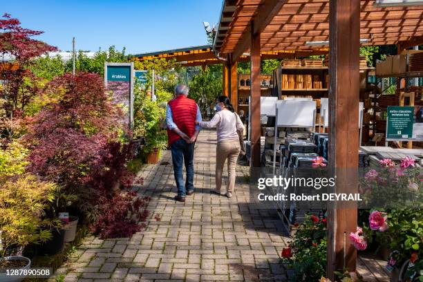 Couple de clients dans un rayon de la jardinerie "Botanic" après le déconfinement qui suit l'épidémie de coronavirus Covid-19, le 19 mai 2020 à Lyon,...