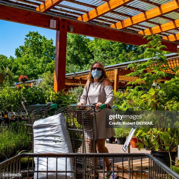 Cliente dans un rayon de la jardinerie "Botanic" après le déconfinement qui suit l'épidémie de coronavirus Covid-19, le 19 mai 2020 à Lyon, France.