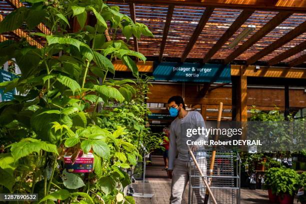 Client dans un rayon de la jardinerie "Botanic" après le déconfinement qui suit l'épidémie de coronavirus Covid-19, le 19 mai 2020 à Lyon, France.