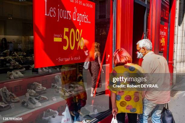 Affiches de soldes "les jours d'après ..." sur la vitrine d'un magasin de chaussures lors du 10ème jour du déconfinement après l'épidémie de...