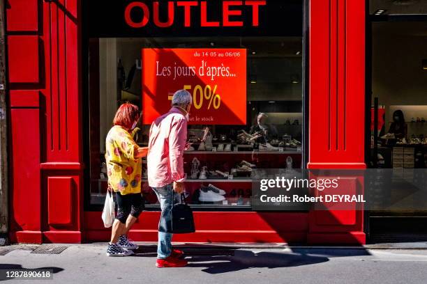 Affiches de soldes "les jours d'après ..." sur la vitrine d'un magasin de chaussures lors du 10ème jour du déconfinement après l'épidémie de...