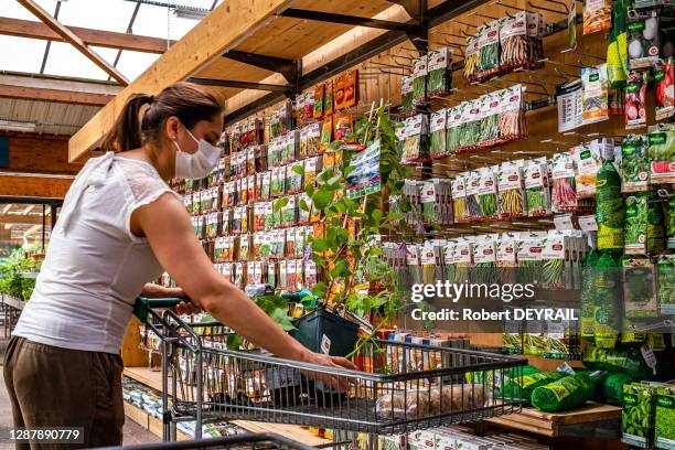 Cliente dans un rayon de la jardinerie "Botanic" après le déconfinement qui suit l'épidémie de coronavirus Covid-19, le 19 mai 2020 à Lyon, France.