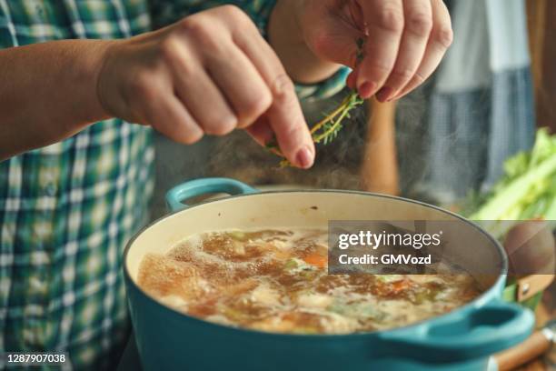 het bereiden van kip noedels soep met verse groenten - soep stockfoto's en -beelden