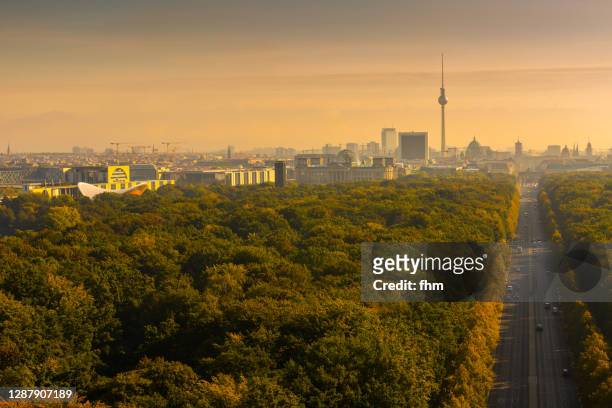 berlin sunrise - brandenburg gate and television tower - land brandenburg - fotografias e filmes do acervo