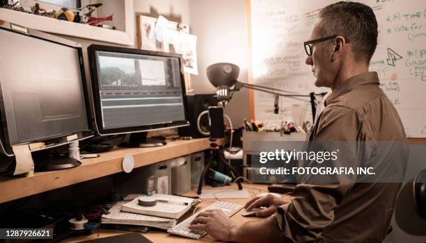 mannelijke videoredacteur die thuis werkt - editor stockfoto's en -beelden