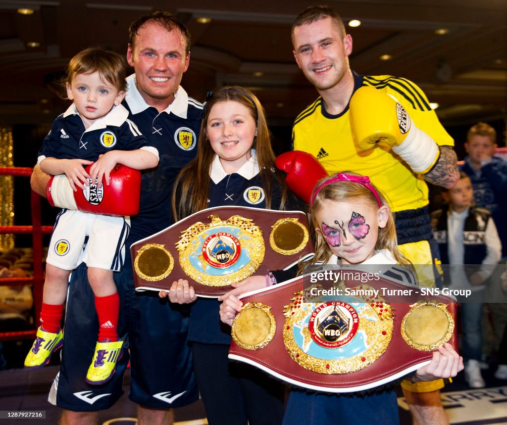20/12/11 CHARITY BOXING EVENT.Ricky BURNS (SCO) v Barry HUGHES (SCO).HILTON HOTEL - GLASGOW.Boxing promoter Barry Hughes (2nd from left) joins Ricky Burns and Barry's kids (from left) Brad, Morgan and Georgia after their charity bout for Yorkhill Childre