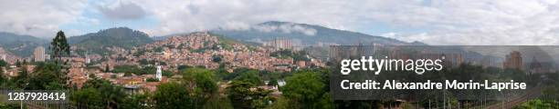 view of the city surrounded of the mountains in a cloudy day in medellin, antioquia / colombia - medellin colombia stockfoto's en -beelden