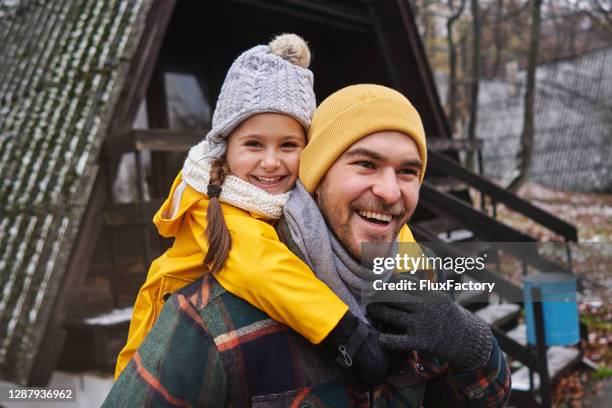 thei rlove bond ist unzerbrechlich! - winter friends playing stock-fotos und bilder