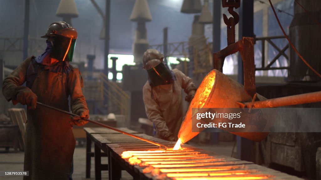 Metaalindustrie werk - gieten gesmolten metaal