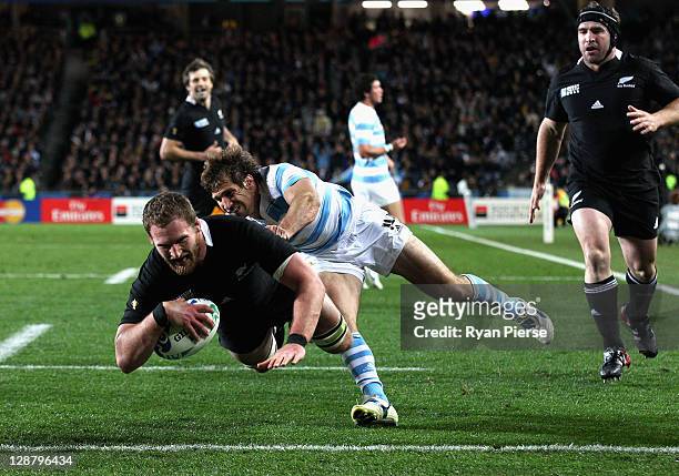 Gonzalo Camacho of Argentina fails to stop Kieran Read of the All Blacks going to score his try during quarter final four of the 2011 IRB Rugby World...