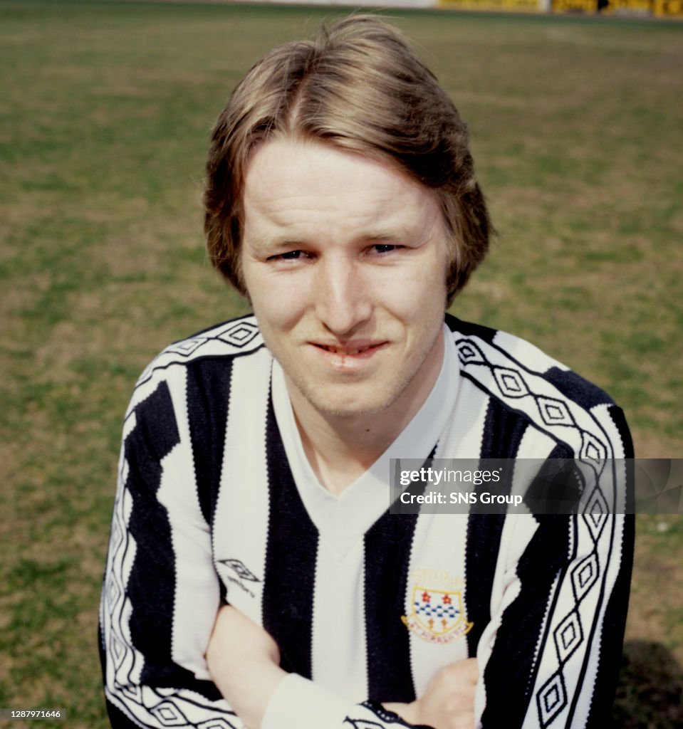SEASON 1980/1981 . ST MIRREN . Frank McDougall