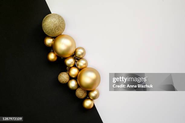 christmas or new year festive greeting card. black and white paper background. golden shiny baubles. - black balloons foto e immagini stock