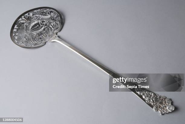 Douwe Eysma, Silver fish shovel, fish scoop ladle spoon kitchenware silver, Silver fish shovel with openwork bowl with three fishes serve.
