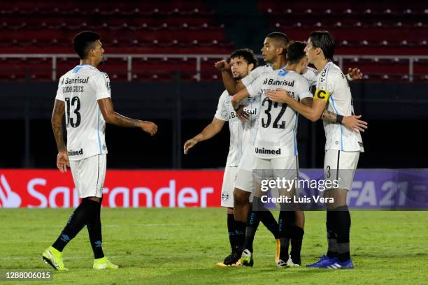 Pedro Geromel of Gremio celebrates with teammates after winning a round of sixteen first leg match between Guarani and Gremio as part of Copa...