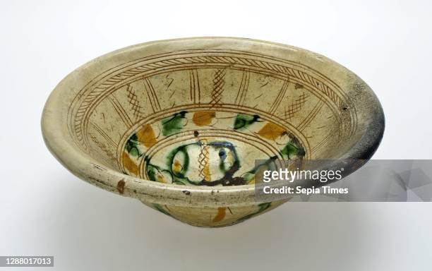 Sgraffito dish, bowl-shaped with yellow-green floral motifs, dish crockery holder soil find ceramic earthenware clay engobe glaze lead glaze, ring...