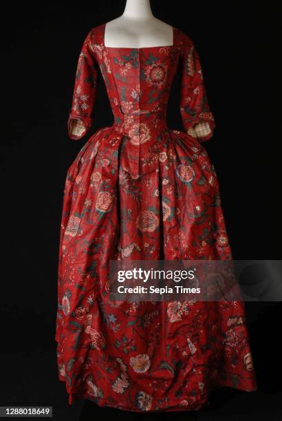 Japon, robe à l'Anglaise of chintz, red fond with large multicolored flowers, pleated skirt, sleeves with pleated elbow piece, square neckline, robe...