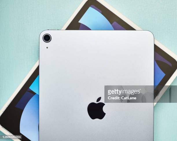 apple ipad air 4 in sky blue - apple computers foto e immagini stock