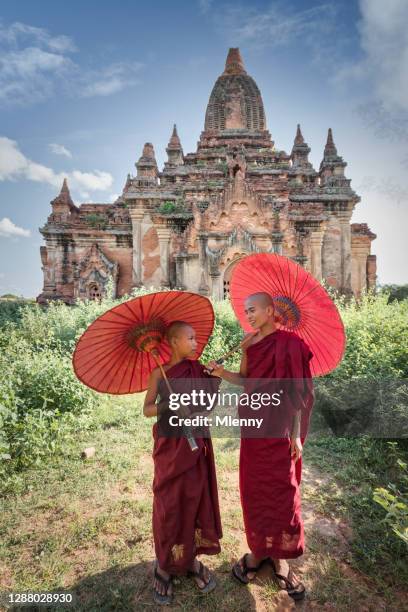 novizenmönche stehen zusammen vor dem antiken tempel in bagan myanmar - pagan stock-fotos und bilder