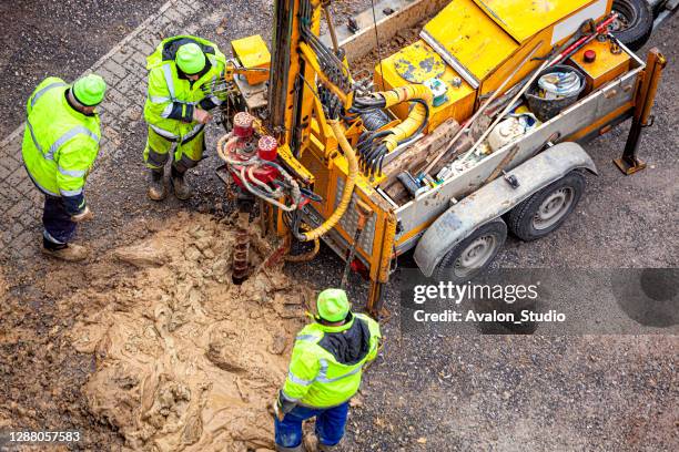 gutachter untersucht den boden durch bohrungen - borehole stock-fotos und bilder